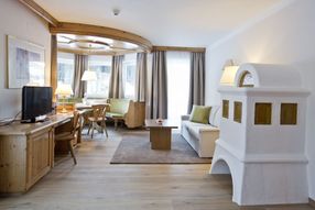 Traumhotel Alpina - Turm Suite de Luxe 65 m² im Wellnessschlößl "Vollmond"
