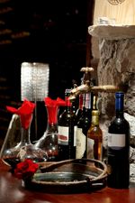 Tour dei vini con l'albergatore Johannes Gufler, esperto conoscitore di vini - Il Tour dei vini propone un bellissimo viaggio alla scoperta dei vini locali.  Programma: Partenza dalla Weinstrasse, la "strada dei vini". A St. Pauls visita della cantina dei vini e degustazione Visita alla cantina dei vini di Terlan e degustazione  Visita alla cantina di spumanti a Arunda Meltina Ritorno in hotel (ca. 4 ore)