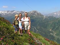 ...wandern Sie mit uns in den Sommer hinein... wo der Enzian blüht, die Alpenrosen wachsen und der Schnittlauch schmeckt, rein ins Urlaubsvergnügen!