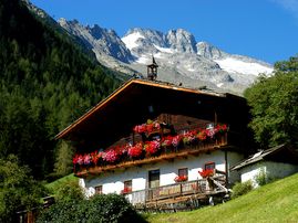 Erleben und entdecken Sie den Zauber des Herbstes bei uns im Ahrntal. Gold gefärbte Blätter tanzen im Wind, die Herbstsonne verwöhnt uns mit ihren letzten kräftigen Sonnenstrahlen,  genießen Sie die atemberaubende Fernsicht in der Ahrntaler Bergwelt.