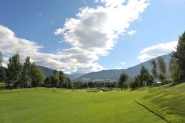 There is a special golf class for guests already in possession of a proficiency level certificate or handicap who would like to improve their basic knowledge. Instructions include chipping, pitching, bunker shots, shots from angled slopes, rough hits, hook, slice, shots with woods and rules. During a 9-hole playing lesson, the pro will show you how to easily manage your golf game. Additional three 9-hole rounds and one 18-hole round with the tournament fee for the “Cup of the club hotels” are included.