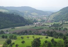 Saftige Wiesen und Schwarzwaldhöhen, üppige Obst- und Weingärten und dunkle Tannenwälder. Mit seinem milden und sonnigen Klima bietet das Glottertal zu jeder Jahreszeit ein ganz besonderes Flair.