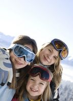CUDDLES ON THE SNOW WITH THE FAMILY