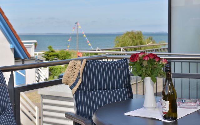 Balkon mit seitlichem Meerblick